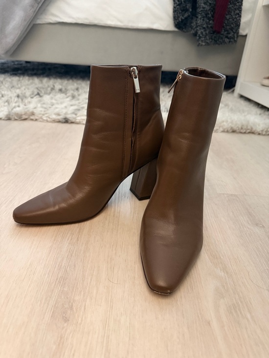 Marc Fisher Shoes - Marc Fisher Leather Block Heel
Worn a few times. Tiny scuff on front of shoe